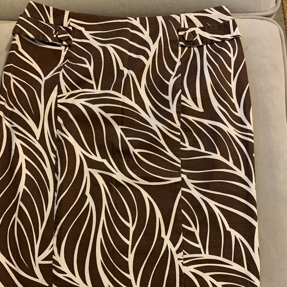 Brown knee length skirt with leaf patterns. - Picture 2 of 4